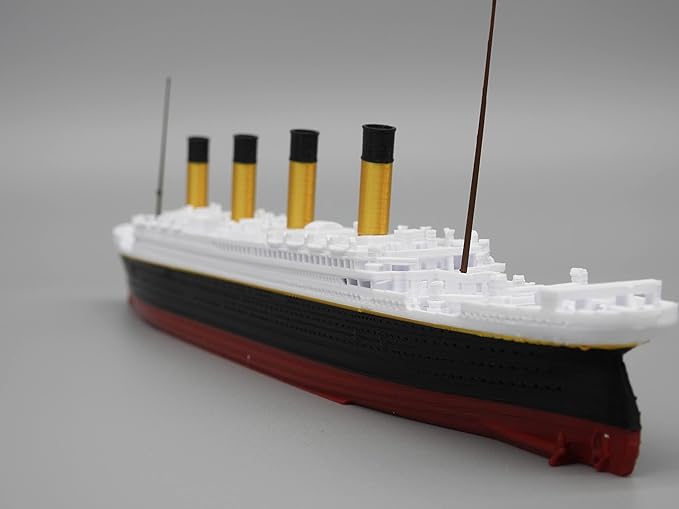 12" Prebuilt Display Model Ship (RMS Titanic 1ft Model with Iceberg (includes Masts))