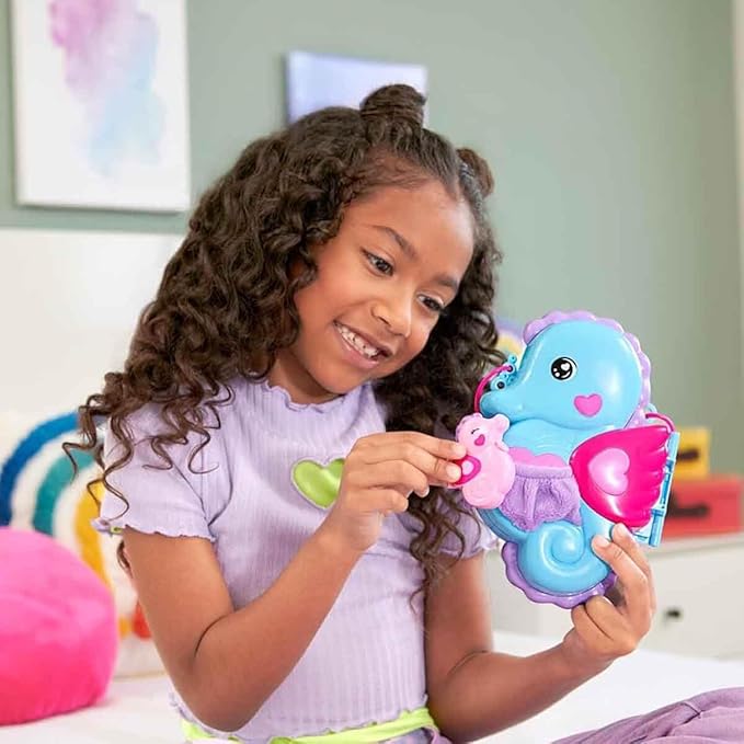 Polly Pocket - Seahorse Bag 2-in-1 Playset Polly and Shani Dolls Animals & 13 Accessories Included Make a Wear Bag Toy for Kids 4+ Years HWP03