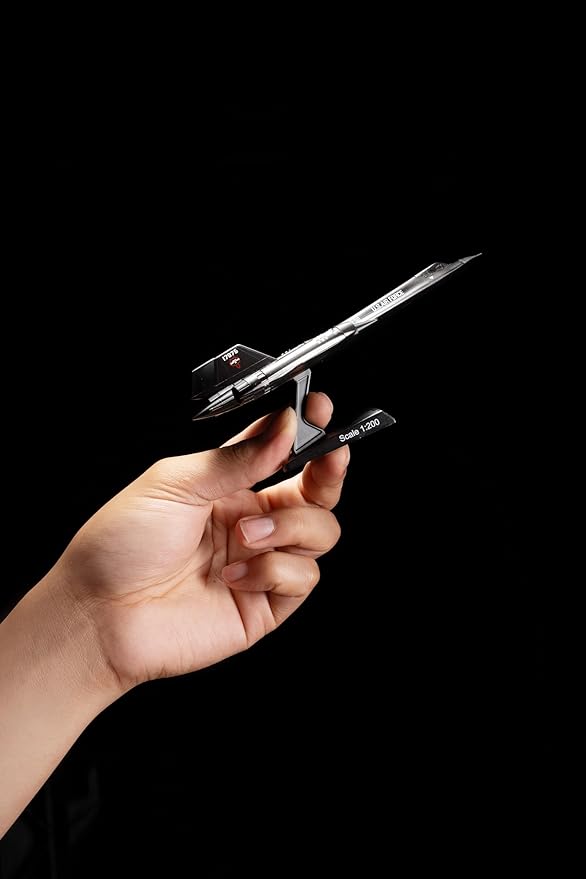 SR-71 Blackbird Die-Cast Metal Model – 1:200 Scale Strategic Reconnaissance Aircraft Replica with Display Stand, Highly Detailed, 6.2” Length x 3.2” Wingspan, Adult Collectible Ages 14+