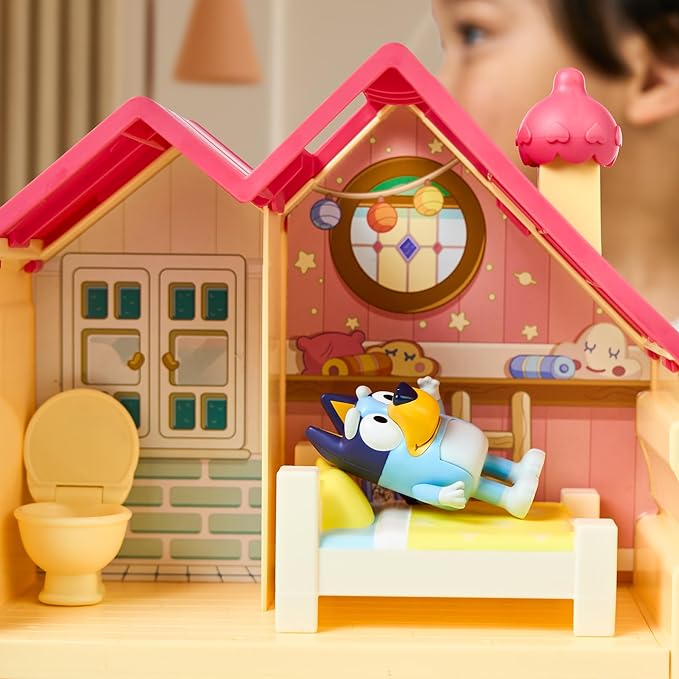 Bluey Mini Home Playset | Compact House Playset with Carry Handle | Three Different Rooms | Kitchen, Bedroom and Bathroom | Includes Figure with 5 Play Pieces