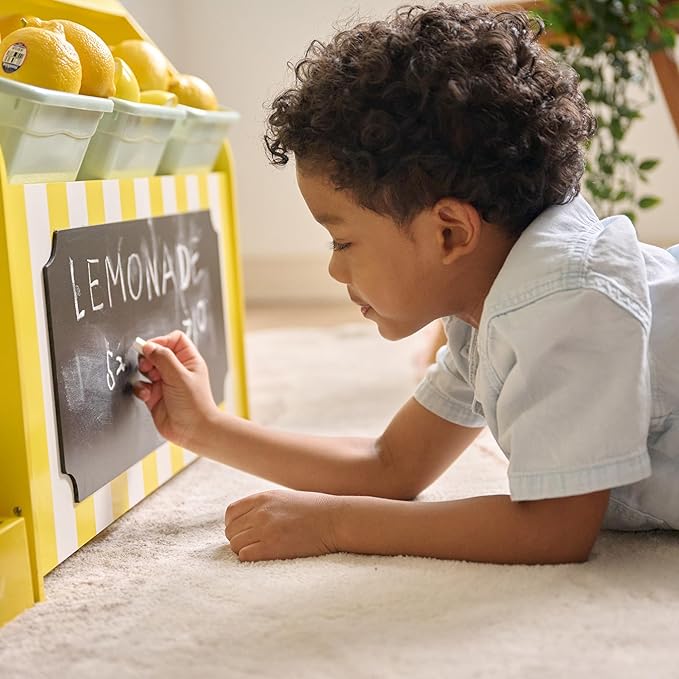 Teamson Kids Wooden Lemonade Stand for Toddlers, Pretend Play Grocery Shop with 18 Accessories, Juice Squeezer, Storage Bins, Yellow White, Age 3+